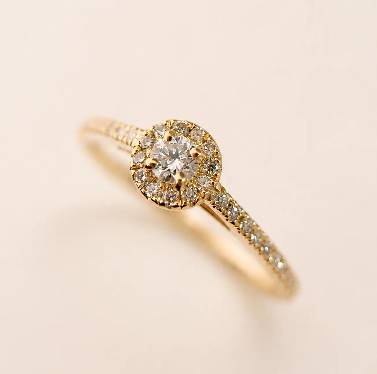 Anel de noivado BOTREL em ouro amarelo com safira azul e diamantes