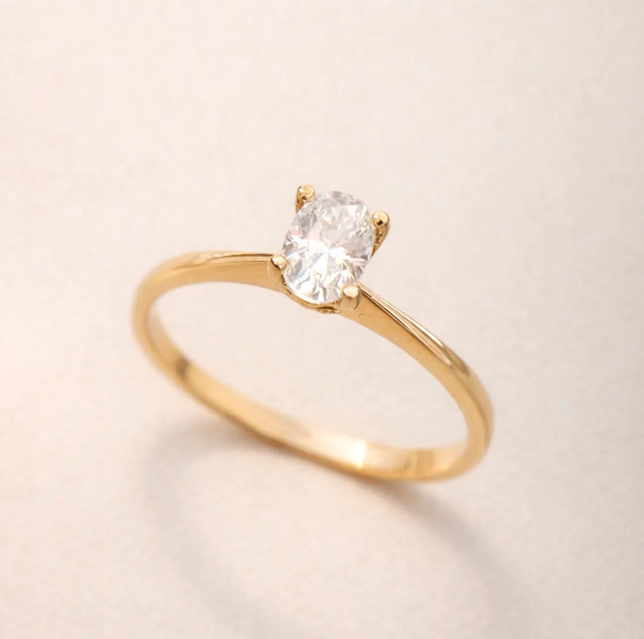 Anel de noivado BOTREL em ouro amarelo com diamante oval
