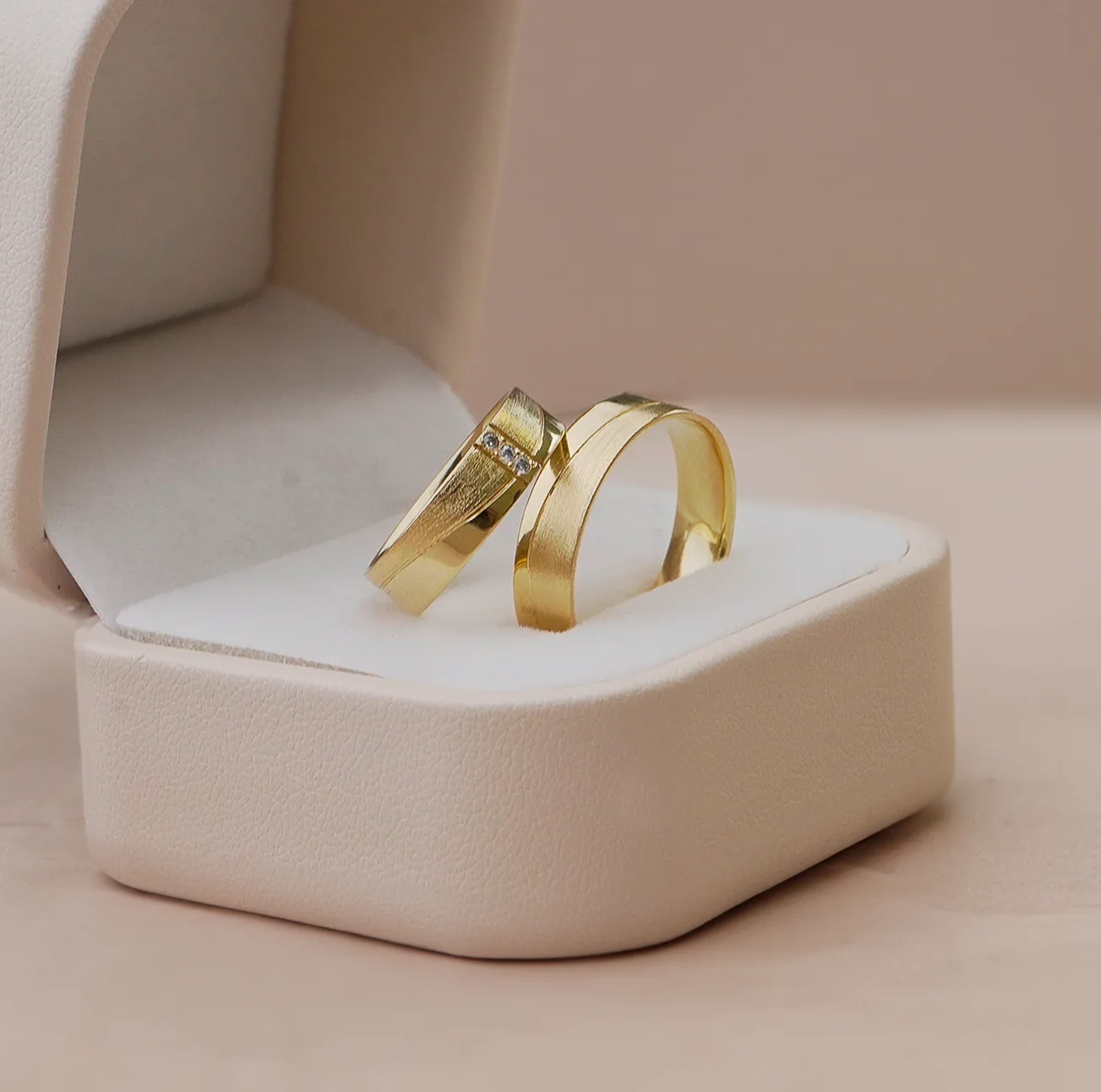 Par de alianças BOTREL em ouro amarelo com diamantes
