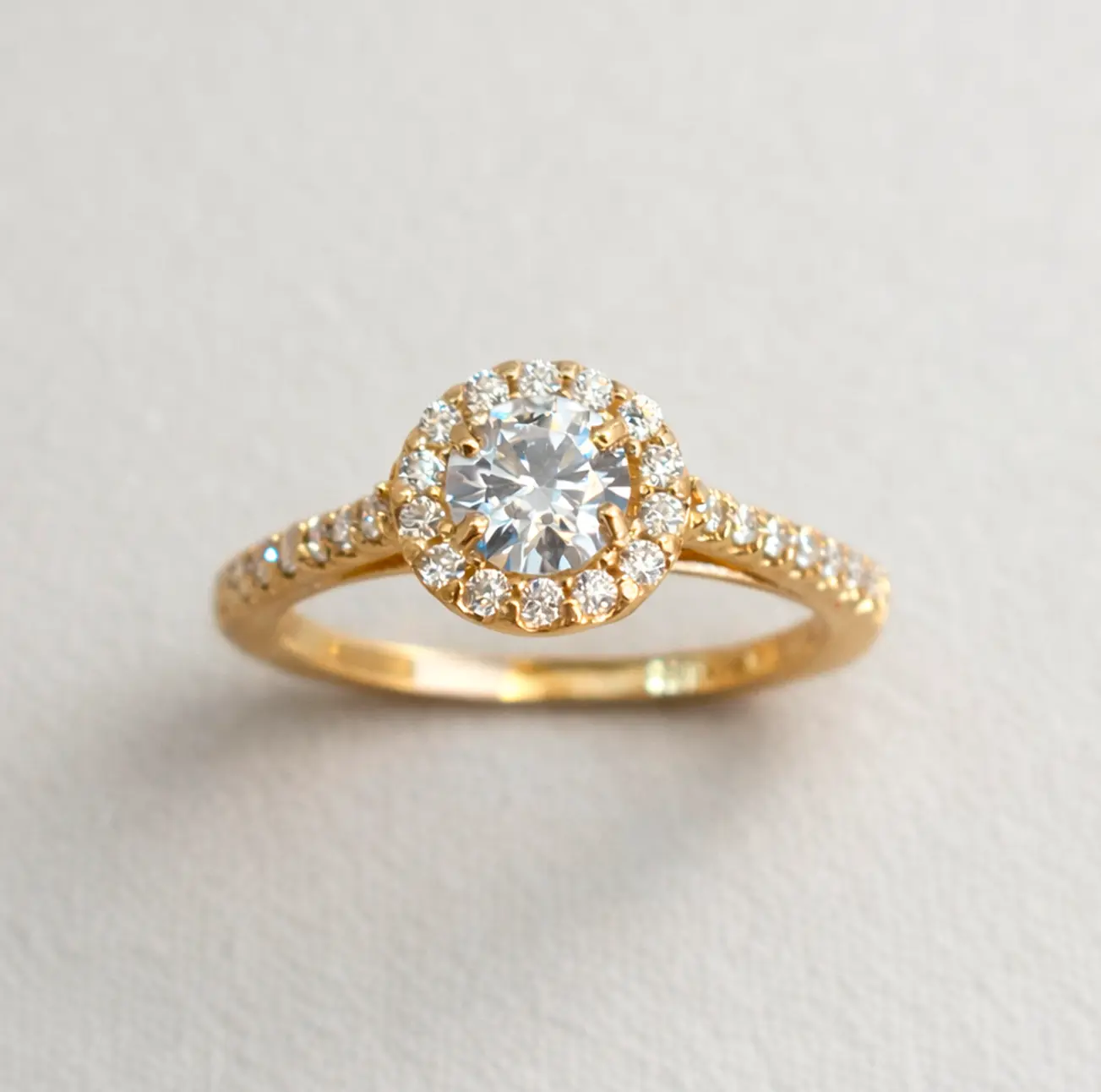 Anel de noivado BOTREL em ouro amarelo com diamante central e halo