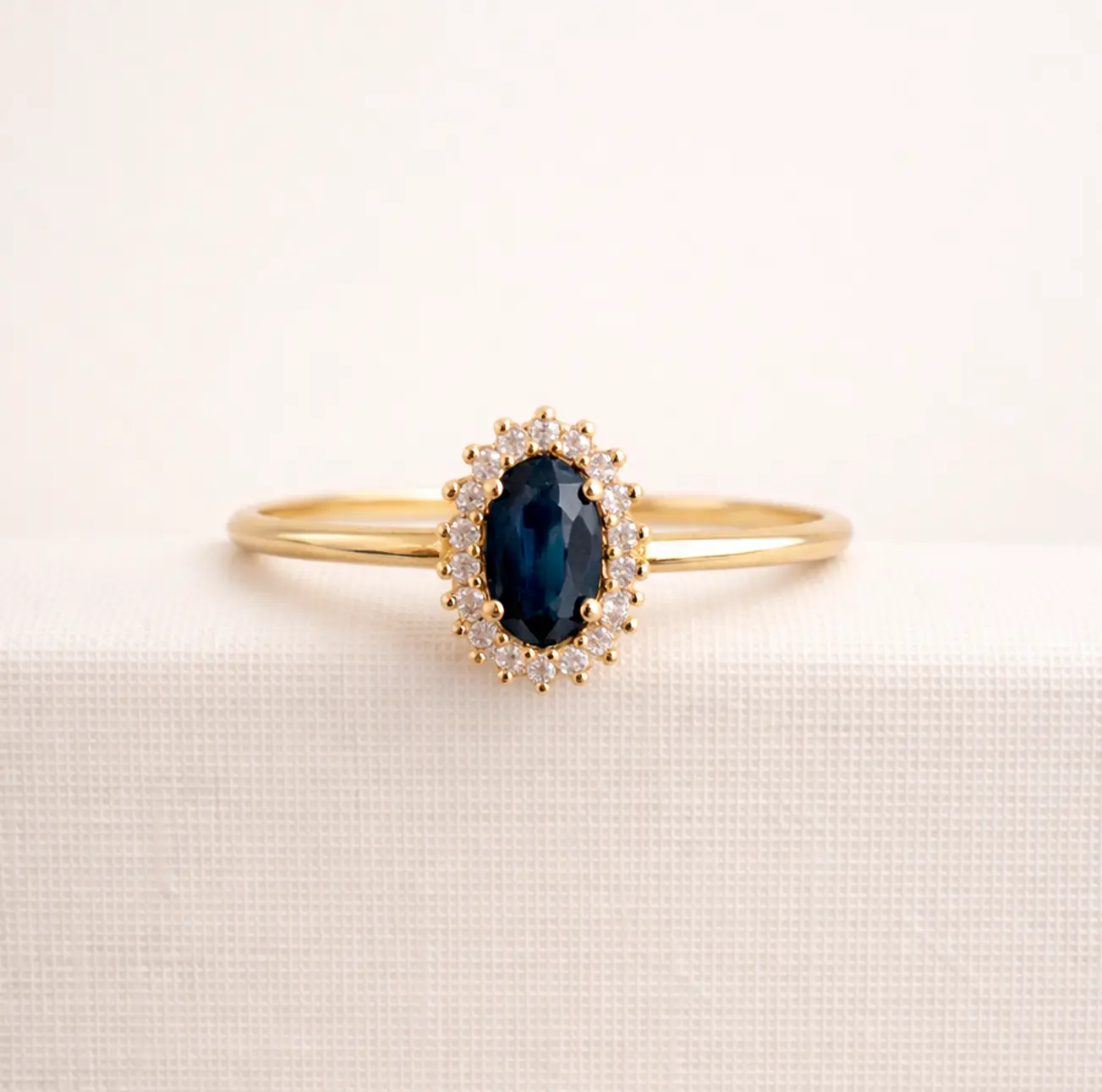 Anel de noivado BOTREL em ouro amarelo com halo de diamantes